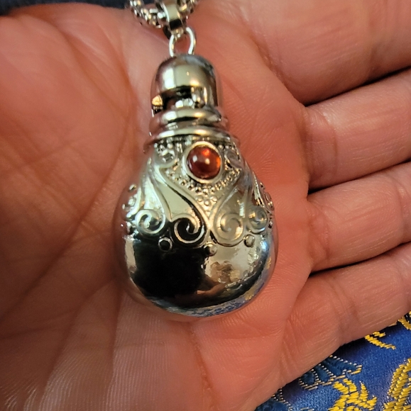 Silvertone Bottle Pendant Neclace . Unisex. - Picture 8 of 9